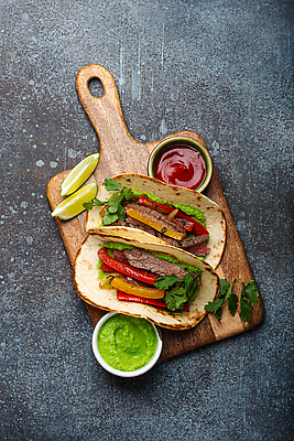 포토 JPG 해외이미지 전통 접시 백그라운드 채소 고추 탁자 멕시코 파프리카 샌드위치 건강 육류 옥수수 요리 사람없음 식사 소고기 튀김 덮개 프라이팬 그릴 매움 타코 점심식사 살사댄스 해외202310 해외포토 식기 음식 가구 북아메리카 식재료 주방용품 곡류 뚜껑 춤 맛 파일형식