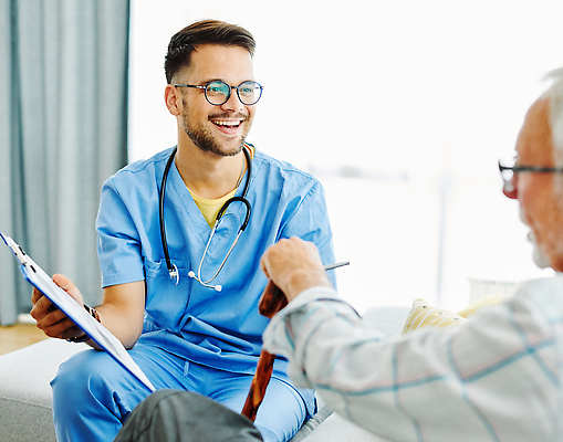 포토 JPG 해외이미지 백인 노년 행복 유니폼 인터넷 청진기 주택 실내 건강 병원 설명 사람 앉기 두명 컴퓨터 알약 약 건강관리 디지털 스크린 환자 간호사 의사 도움 은퇴 간호 고객 서비스 방문 보여주기 보험 돌봄 옛날 지원 헬프 해외202310 해외포토 서양인 옷 감정 컨셉 의학 의료기기 모션 관리 성인 내부 건물 전자제품 의료진 파일형식