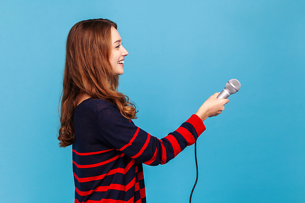 포토 JPG 해외이미지 스튜디오촬영 백인 여자 행복 감정 음악 노래 휴가 기념 실내 창조 한명 사람 이벤트 옆모습 소리 공연 연주자 음악가 듣기 가수 표현 입 기자 묘기 질문 마이크 면접 파란배경 전자 긍정 열정 의견 목소리 노래방 고립 팝 제의 해외202310 해외포토 서양인 직업 1 뷰포인트 음향기기 백그라운드 컨셉 비즈니스 모션 문화예술 내부 신체부위 파란색 파일형식