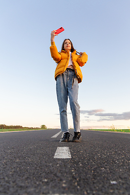 포토 JPG 해외이미지 백인 라이프스타일 여자 행복 도로 선 여행 백그라운드 교통시설 자연 하늘 모바일 휴가 거리 사람 야외 두명 파란색 스마트폰 뷰티 여행객 일몰 자유 고속도로 셀프카메라 방법 해외202310 해외포토 서양인 감정 길 컬러 교통 컨셉 생활 핸드폰 스마트기기 노을 사진촬영 시설 생태계 파일형식