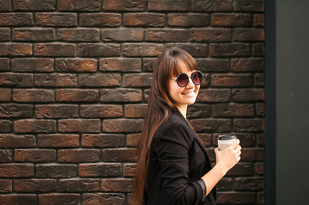 포토 JPG 해외이미지 백인 라이프스타일 손 응시 여자 행복 커피 음료 시계 인터넷 비즈니스 통신 창문 탁자 아침 모바일 휴식 한명 사람 앉기 성인 컵 스마트폰 사무실 뷰티 상점 식당 카페 마시기 시간 업무 작업 바 비즈니스우먼 바쁨 점심식사 단절 해외202310 해외포토 주간 서양인 1 식기 시선 감정 가구 컨셉 모션 생활 신체부위 핸드폰 스마트기기 식사 직장인 파일형식