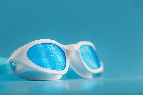 포토 JPG 해외이미지 사람없음 파란색 물방울 물안경 카피스페이스 해외202310 해외포토 컬러 공백 수영용품 파일형식