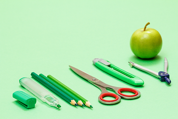포토 JPG 해외이미지 문구용품 색연필 사람없음 초록색 스터디 연필 사과 오브젝트 컴파스 형광펜 커터칼 해외202310 해외포토 컬러 과일 학용품 학습 필기구 펜 사무용품 파일형식