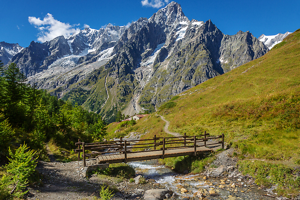 포토 JPG 해외이미지 길 여행 자연 휴가 산 풍경 사람없음 야외 가로 초록색 강 하이앵글 뷰티 일출 계곡 맑음 고요 봄 이탈리아 트래킹 하이킹 프랑스 전원 소나무 개울 황무지 오솔길 빙하 산봉우리 샤모니 웅장함 산맥 해외202310 해외포토 나무 계절 유럽 뷰포인트 컬러 레저 날씨 노을 전기에너지 생태계 봉우리 파일형식