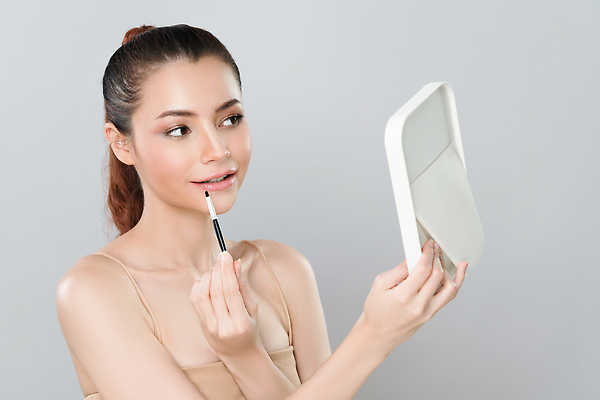 포토 JPG 해외이미지 여자 한명 들기 상반신 성인 뷰티 깨끗함 화장품 바르기 립브러쉬 탁상거울 성인여자한명만 해외202310 해외포토 1 컨셉 모션 사람 거울 메이크업브러쉬 여자한명만 성인여자만 파일형식