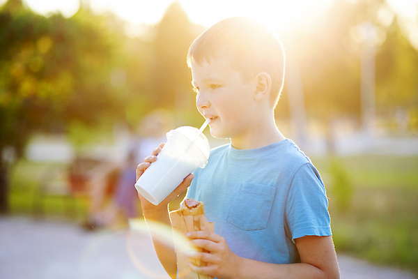 포토 JPG 해외이미지 백인 손 공원 행복 얼굴 음료 어린이 음식 가족 샌드위치 한명 소년 야외 여름 햇빛 태양 소풍 노란색 일몰 산책 잡기 뜨거움 소시지 개 맛 폐기물 큼 케첩 먹기 기아 배고픔 속도 쉐이크 프랑스어 단절 번 맛있는 해외202310 해외포토 자연요소 서양인 문자 1 계절 공공시설 남자 감정 빵 컬러 컨셉 포유류 관계 모션 휴식 사람 신체부위 야외활동 노을 소스_음식 가공식품 쓰레기 크기 사회이슈 파일형식