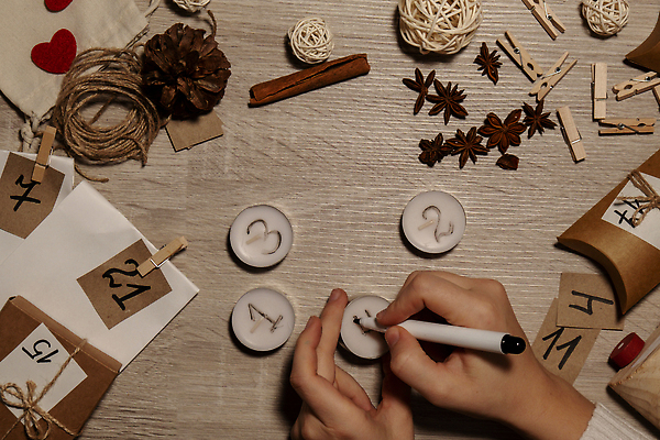 포토 JPG 해외이미지 손 초 공 집게 선물 신체부위 장식 숫자 펜 하트 기록 준비 노끈 DIY 꾸미기 베이지색 시나몬스틱 핸드메이드 나무배경 팔각회향 해외포토 모양 문자 줄 컬러 백그라운드 사람 취미 필기구 향신료 시나몬 파일형식