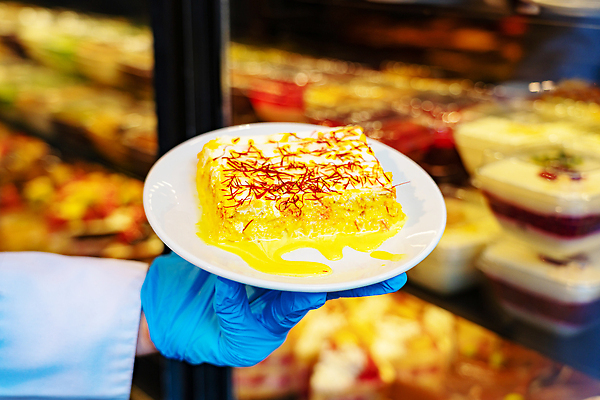 포토 JPG 해외이미지 접시 손 음식 다이어트 디저트 사람없음 장식 노란색 케이크 빵집 흰색 맛 설탕 크림 유기농 맛있는 해외202310 해외포토 식기 웰빙 컬러 컨셉 건강 신체부위 상점 파일형식