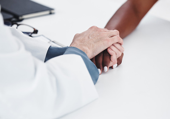 포토 JPG 해외이미지 손 따뜻함 근접촬영 신체부위 손잡기 의사 도움 해외202310 해외포토 뷰포인트 컨셉 모션 사람 의료진 파일형식