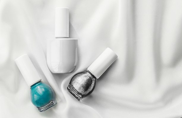 포토 JPG 해외이미지 백그라운드 사람없음 우아함 은색 흰배경 매니큐어 구김 카피스페이스 해외포토 컬러 컨셉 모션 화장품 공백 흰색 파일형식