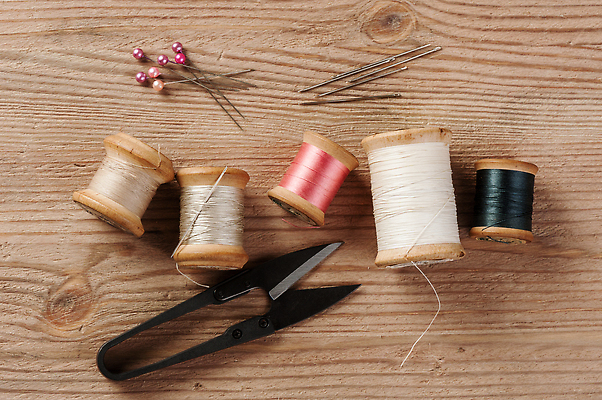 포토 JPG 해외이미지 사람없음 실 압정 바느질 나무바닥 실타래 쪽가위 해외202310 해외포토 바닥 가위_도구 사무용품 파일형식