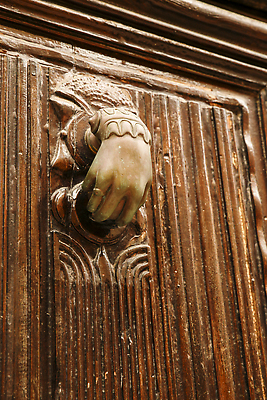 포토 JPG 해외이미지 전통 손 디자인 백그라운드 건축양식 출입구 주택 손잡이 사람없음 야외 목재 장식 갈색 문 금속 수확 골동품 화려 중세 스페인 황금 우아함 철 묘사 오브젝트 시작 질감 복고 잠금 대문 문고리 청동 구식 노크 놋쇠 옛날 스타일 해외202310 해외포토 나무 건축 유럽 컬러 컨셉 농업 재료 재질 건물 신체부위 역사 보안 파일형식