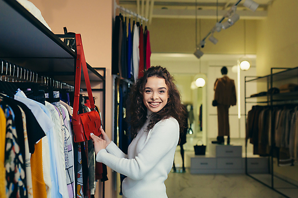 포토 JPG 해외이미지 여자 실내 한명 상반신 성인 옆모습 쇼핑 옷걸이 옷가게 성인여자한명만 해외202310 해외포토 1 옷 뷰포인트 사람 내부 상점 여자한명만 성인여자만 파일형식