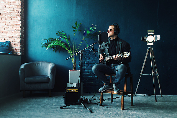 포토 JPG 해외이미지 백인 직업 손 남자 행복 얼굴 음악 노래 전등 주택 실내 창조 한명 검은색 헤드폰 소리 연주자 음악가 장비 가수 무대 기타 표현 마이크 라디오 방송 목소리 노래방 혁명 보컬 팝 필터 생존 해외202310 해외포토 서양인 1 감정 컬러 음향기기 컨셉 현악기 문화예술 조명 사람 내부 건물 신체부위 전자제품 파일형식