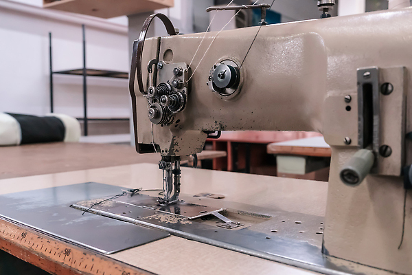 포토 JPG 해외이미지 직업 손 디자인 옷 산업 비즈니스 공장 노동자 직장 취미 사람없음 유행 기계 장비 공구 직물 면 업무 작업실 실 제조 바느질 땀 재단 재단사 방법 핸드메이드 해외202310 해외포토 회사 공업 신체부위 도구 작업 파일형식