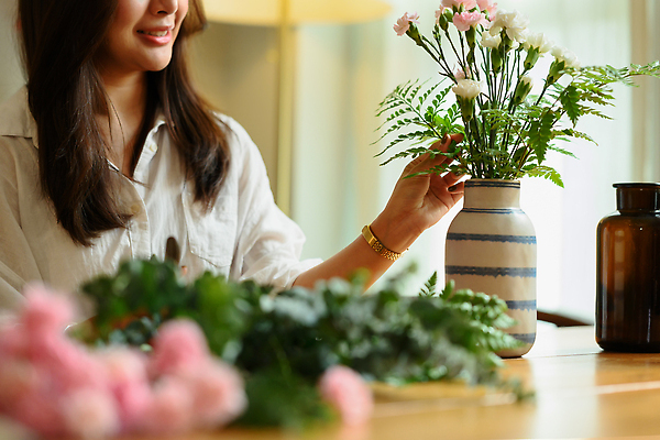 포토 JPG 해외이미지 여자 잎 실내 한명 동양인 상반신 성인 꽃병 잡기 꽃꽂이 원예 성인여자한명만 해외202310 해외포토 식물 1 꽃 모션 사람 인종 취미 내부 여자한명만 성인여자만 파일형식