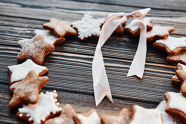 포토 JPG 해외이미지 별 리본 크리스마스 사람없음 쿠키 원형 나무배경 해외202310 해외포토 자연요소 도형 기념일 백그라운드 디저트 파일형식