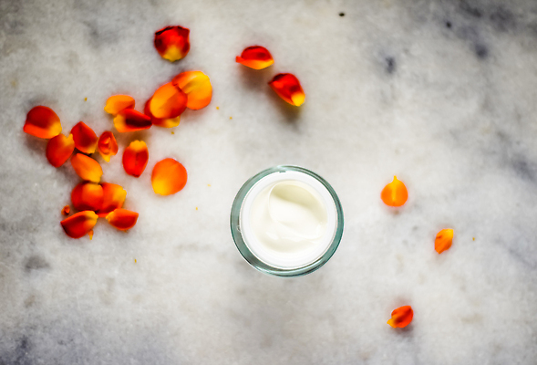 포토 JPG 해외이미지 꽃잎 사람없음 하이앵글 고급 피부관리 스킨케어 기초화장품 수분크림 해외202310 해외포토 꽃 뷰포인트 컨셉 뷰티 화장품 파일형식