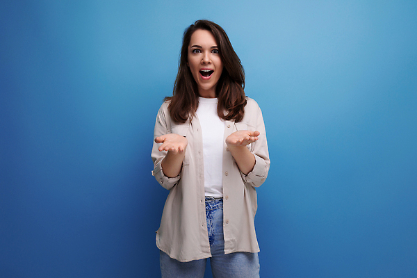 포토 JPG 해외이미지 모델 라이프스타일 응시 여자 행복 감정 백그라운드 셔츠 비즈니스 성공 갈색머리 실내 한명 서기 사람 성인 30대 파란색 뷰티 유행 귀여움 기쁨 흰색 비즈니스우먼 자신감 긍정 고립 카피스페이스 해외202310 해외포토 1 헤어스타일 시선 컬러 컨셉 상의 모션 내부 생활 장년 공백 직장인 파일형식