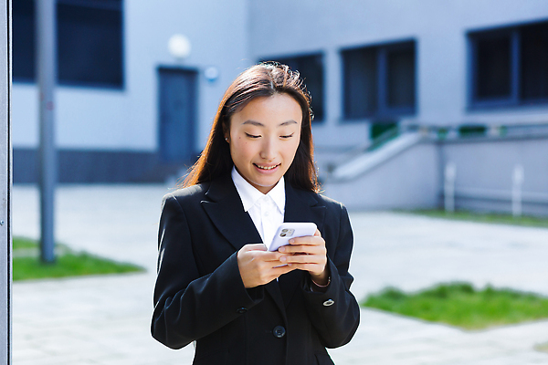 포토 JPG 해외이미지 여자 한명 들기 동양인 정장 상반신 성인 야외 스마트폰 비즈니스우먼 출장 성인여자한명만 해외202310 해외포토 1 옷 비즈니스 모션 사람 인종 핸드폰 스마트기기 직장인 여자한명만 성인여자만 파일형식