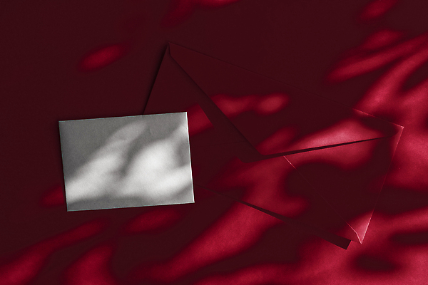 포토 JPG 해외이미지 종이 편지봉투 그림자 사람없음 빨간색 햇빛 그늘 감성 카피스페이스 해외202310 해외포토 컬러 컨셉 봉투 태양 공백 편지 파일형식