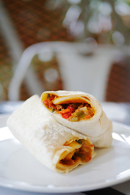 포토 JPG 해외이미지 접시 탁자 패스트푸드 샌드위치 사람없음 계란 식사 치킨 신선 상추 케첩 허브 속도 햄 마요네즈 번 핸드메이드 맛있는 해외202310 해외포토 식물 식기 음식 빵 가구 채소 육류 알 소스_음식 인스턴트 닭고기요리 파일형식