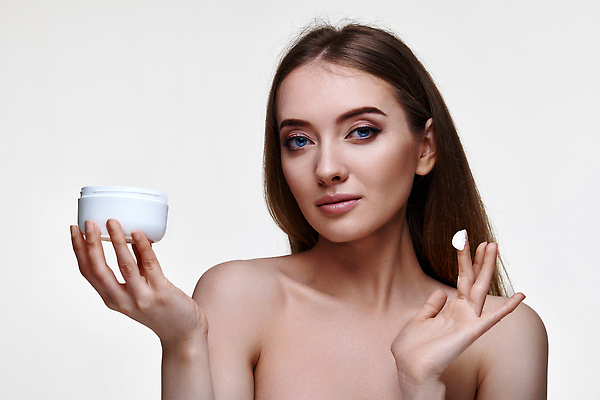 포토 JPG 해외이미지 백인 모델 응시 여자 얼굴 백그라운드 건강 한명 치료 빛 뷰티 스파 화장품 촉촉함 흰색 신선 어플리케이션 피부 크림 준비 로션 스킨케어 내추럴 고립 돌봄 완벽 신청 해외202310 해외포토 서양인 1 시선 컬러 컨셉 의학 모션 사람 신체부위 젖음 파일형식