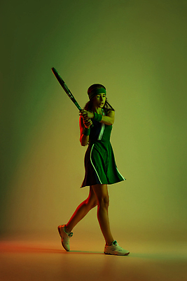 포토 JPG 해외이미지 백인 라이프스타일 손 응시 옷 여자 행복 스포츠 백그라운드 셔츠 신체 공 모션 놀이 전등 건강 한명 미소 사람 성인 뷰티 경쟁 활발 테니스 게임 흰색 잡기 라켓 날씬함 탱크 슛 손목보호대 플레이어 유일 해외202310 해외포토 서양인 1 시선 감정 스포츠용품 컬러 컨셉 상의 조명 표정 생활 신체부위 구기 몸매 파일형식