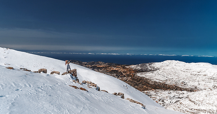 포토 JPG 해외이미지 라이프스타일 계절 여자 행복 여행 백그라운드 겨울 자연 휴가 휴식 산 건강 한명 사람 앉기 성인 야외 파란색 뷰티 여행객 맑음 기쁨 하이킹 추위 흰색 장면 해외202310 해외포토 1 감정 컬러 컨셉 모션 레저 날씨 생활 생태계 파일형식