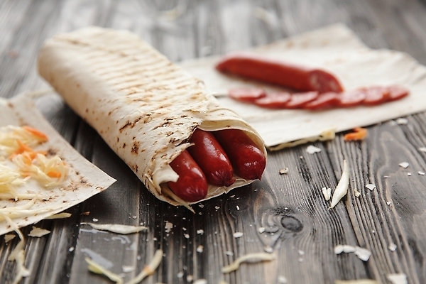 포토 JPG 해외이미지 사람없음 당근 소시지 지저분함 양배추 슬라이스 케밥 양배추샐러드 피타 나무배경 해외202310 해외포토 음식 빵 백그라운드 채소 뿌리채소 샐러드 감각 가공식품 파일형식