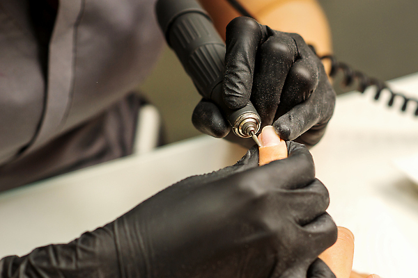 포토 JPG 해외이미지 손 여자 성인 두명 신체부위 잡기 손톱관리 위생장갑 네일샵 네일용품 성인여자만 해외202310 해외포토 장갑 모션 사람 상점 미용용품 네일아트 여자만 성인만 파일형식