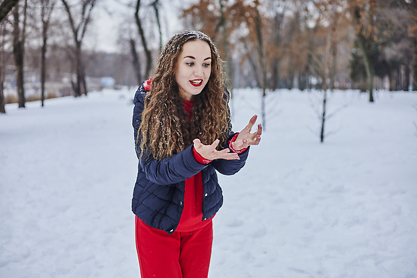 포토 JPG 해외이미지 백인 라이프스타일 커플 여자 남자 행복 겨울 가족 관계 자연 휴가 함께함 사랑 사람 성인 야외 두명 뷰티 기쁨 추위 흰색 숲 해외202310 해외포토 서양인 계절 감정 컬러 컨셉 생활 생태계 파일형식