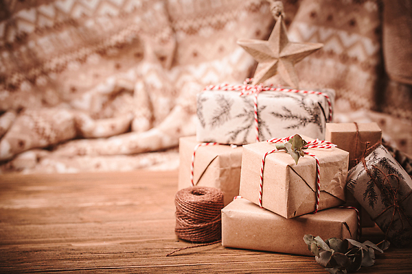 포토 JPG 해외이미지 별 리본 잎 크리스마스 실내 크리스마스선물 사람없음 선물상자 갈색 쌓기 오브젝트 노끈 베이지색 해외202310 해외포토 자연요소 식물 기념일 줄 컬러 모션 선물 내부 상자 파일형식