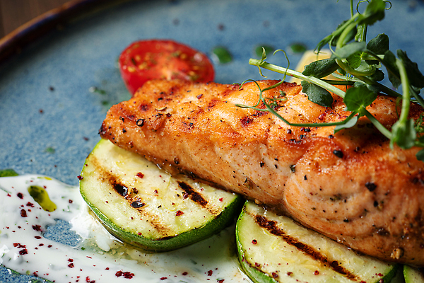 포토 JPG 해외이미지 접시 음식 부분 탁자 어류 요리 사람없음 옆모습 가로 식당 식사 굽기 메뉴 점심식사 주키니 해외202310 해외포토 식기 뷰포인트 가구 상점 수중동물 구이 파일형식