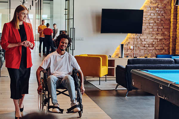 포토 JPG 해외이미지 전신 여자 남자 선반 함께함 여러명 성인 옆모습 소파 사무실 문 걷기 헤드셋 텔레비전 직장인 장애인 동료 휠체어 당구대 성인만 해외202310 해외포토 직업 뷰포인트 음향기기 가구 다수 컨셉 의자 비즈니스 관계 모션 사람 전자제품 헤드폰 당구 장애 파일형식