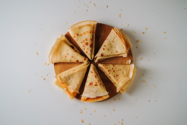 포토 JPG 해외이미지 음식 탁자 도마 쟁반 요리 사람없음 흰색 아침식사 브런치 목판 핸드메이드 크레이프 플랫레이 해외202310 해외포토 컬러 가구 주방용품 디저트 식사 플랫 파일형식