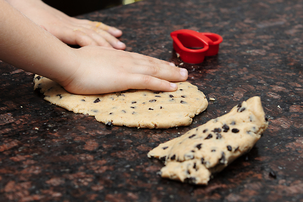 포토 JPG 해외이미지 모자 손 행복 어린이 음식 크리스마스 요리 소년 사람없음 쿠키 케이크 앞치마 빵집 굽기 준비 반죽 시트 얇은 페스츄리 해외202310 해외포토 잡화 기념일 남자 감정 빵 디저트 사람 신체부위 상점 구이 파일형식