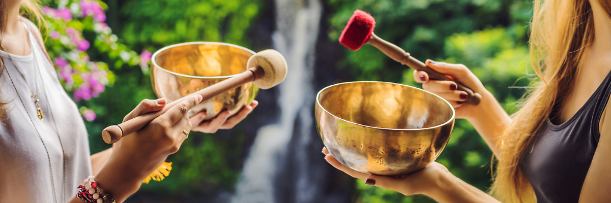 포토 JPG 해외이미지 전통 배너 여자 백그라운드 신체 불교 노래 휴식 건강 관리 두명 목재 치료 뷰티 약 상점 스파 소리 기쁨 흰색 공구 마사지 사발 닫기 미용사 연습 순수 명상 청동 동쪽 테라피 돌봄 치료사 히말라야 해외202310 해외포토 나무 직업 감정 종교 음악 컬러 컨셉 재료 의학 모션 사람 도구 사기그릇 방향 파일형식 산맥