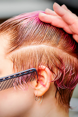 포토 JPG 해외이미지 손 여자 분홍색 짧은머리 한명 성인 머리카락 머리빗 미용실 미용사 머리손질 성인여자한명만 해외202310 해외포토 직업 1 헤어스타일 컬러 사람 신체부위 뷰티 머리 미용용품 뷰티샵 여자한명만 성인여자만 파일형식