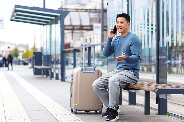 포토 JPG 해외이미지 전신 남자 벤치 한명 들기 앉기 동양인 성인 야외 스마트폰 캐리어 비즈니스맨 버스정류장 출장 통화 성인남자한명만 해외202310 해외포토 1 의자 비즈니스 모션 사람 인종 핸드폰 스마트기기 여행가방 직장인 역 남자한명만 성인남자만 파일형식