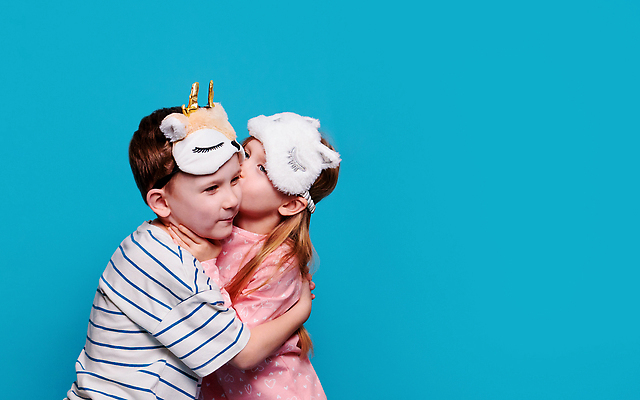 포토 JPG 해외이미지 1 배너 여자 행복 감정 포스터 어린이 분홍색 포즈 백그라운드 2 포옹 아침 휴식 새해 키스 함께함 실내 사랑 웃음 사람 소년 두명 파란색 친구 유행 꿈 잠옷 잠 야간 언니 고립 남동생 취침시간 카피스페이스 해외202310 해외포토 주간 자연요소 옷 남자 컬러 컨셉 가족 관계 안기 표정 내부 공백 애정표현 자매 동생 파일형식