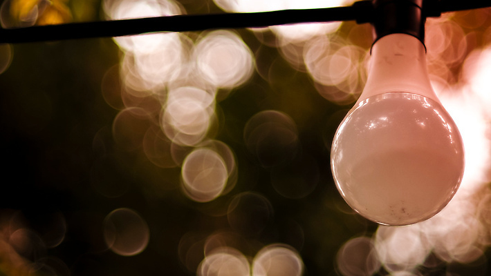 포토 JPG 해외이미지 나무 디자인 선 줄 컬러 결혼 백그라운드 크리스마스 전구 휴가 전등 주택 매달리기 이벤트 사람없음 야외 목재 장식 빛 노란색 파티 정원 축제 활발 수확 흰색 램프 축하 야간 저녁 숲 오브젝트 철사 빛망울 광 뒤뜰 필라멘트 해외202310 해외포토 자연요소 식물 기념일 컨셉 농업 재료 모션 조명 건물 파일형식