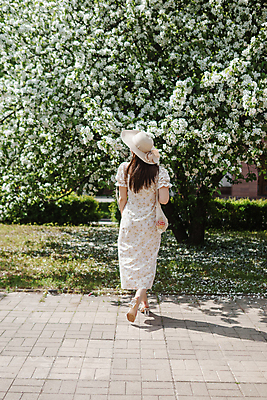 포토 JPG 해외이미지 전신 공원 여자 꽃 잎 목걸이 한명 성인 야외 뒷모습 귀걸이 봄 밀짚모자 쉬폰원피스 성인여자한명만 네트백 해외202310 해외포토 식물 모자_잡화 1 계절 원피스 공공시설 뷰포인트 가방 장신구 사람 여자한명만 성인여자만 파일형식