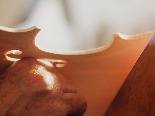 포토 JPG 해외이미지 직업 손 디자인 산업 악기 음악 단풍 비즈니스 기술 실내 미술 사람 성인 사람없음 목재 갈색 머리 공구 끈 작업 작업실 재산 상품 두루마리 집중 바이올린 만들기 지역 장인 계량기 DIY 공예가 비올라 솜씨 수공예품 핸드메이드 중소기업 해외202310 해외포토 나무 컬러 컨셉 잎 회사 재료 모션 현악기 문화예술 취미 내부 신체부위 금융 도구 공예품 파일형식 찰현악기