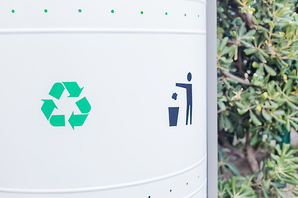 포토 JPG 해외이미지 디자인 교육 종이 컬러 백그라운드 컨셉 자연 유리 거리 사람없음 야외 초록색 파란색 컬러풀 글로벌 갈색 노란색 환경 금속 재활용 쓰레기통 흰색 오염 보호 쓰레기 폐기물 컨테이너 플라스틱 하락 수집 심볼 오브젝트 사인 에코 낭비 판지 고립 생태학 처리 해외202310 해외포토 산업 재질 친환경 생태계 파일형식