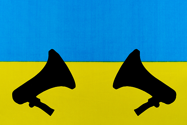 포토 JPG 해외이미지 실루엣 사람 사람없음 파란색 노란색 검은색 확성기 깃발 충돌 우크라이나 정치 집회 해외202310 해외포토 유럽 컬러 촬영기법 파일형식