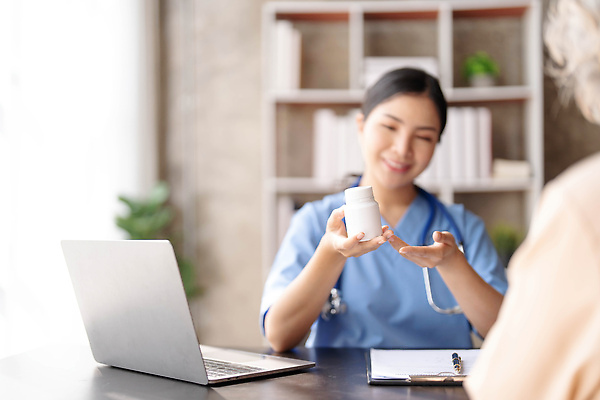 포토 JPG 해외이미지 식물 여자 노년 할머니 청진기 책장 건강 병원 앉기 상반신 성인 두명 앞모습 치료 책 노트북 약 펜 환자 의사 도움 약병 손내밀기 책상 검사_조사 돌봄 서류판 여자만 해외202310 해외포토 뷰포인트 가구 컨셉 의학 의료기기 모션 사람 손짓 전자제품 필기구 사무용품 의료진 병_담는 파일형식