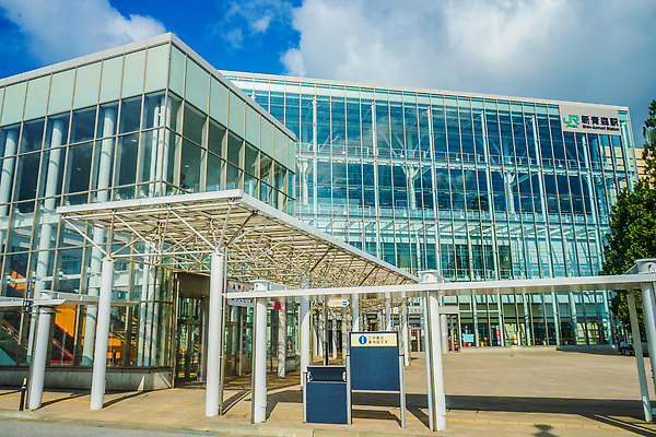 포토 JPG 해외이미지 유리 하늘 사람없음 역 만족 동쪽 해외202310 해외포토 감정 교통시설 재질 방향 파일형식