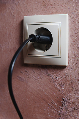 포토 JPG 해외이미지 선 벽 백그라운드 벽지 주택 사람없음 내부 검은색 힘 기계 장비 에너지 흰색 도구 네트워크 콘센트 플러그 코드 연결 플라스틱 심플 부드러움 철사 전압 공급 해외202310 해외포토 컬러 재질 건물 감각 파일형식