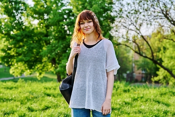 포토 JPG 해외이미지 모델 학생 헤어스타일 응시 여자 교육 행복 얼굴 배낭 학교 자연 한명 서기 사람 성인 야외 10대 초록색 뷰티 유행 맑음 시원함 대학교 긍정 빨간머리 해외202310 해외포토 1 시선 감정 컬러 컨셉 가방 모션 청소년 날씨 신체부위 생태계 파일형식